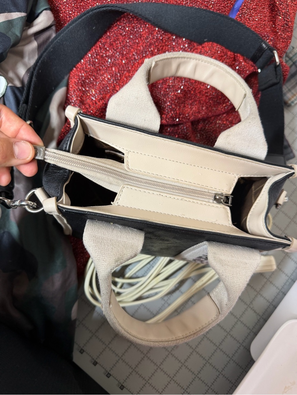 Wrangler Black and Cream Crossbody Tote - Picture 4 of 16
